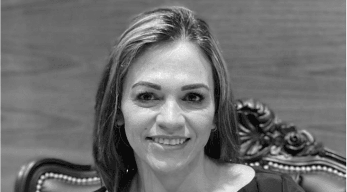 En dos pasos: De la democracia al autoritarismo