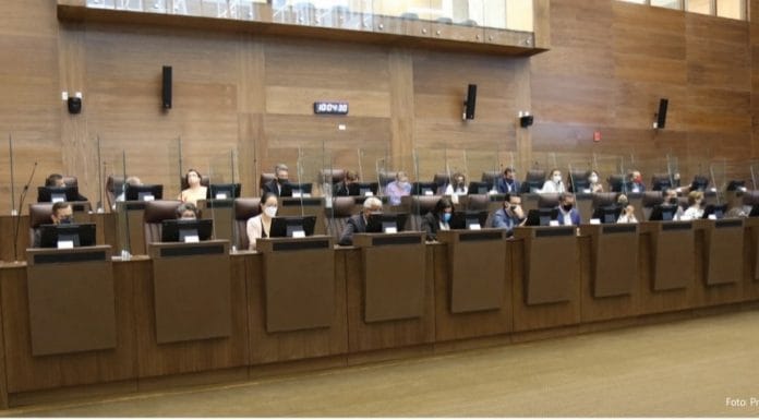 Oposición empieza a alzar la voz contra nuevos impuestos