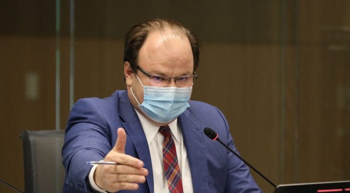 Ministro de Hacienda asesoró a constructora H Solís entre 2001 y 2014