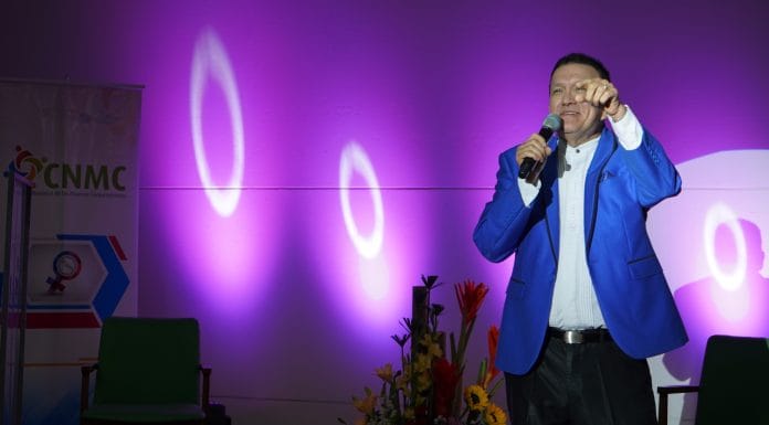 Mujeres cooperativistas disfrutaron en su día la voz de Rogelio Cisneros
