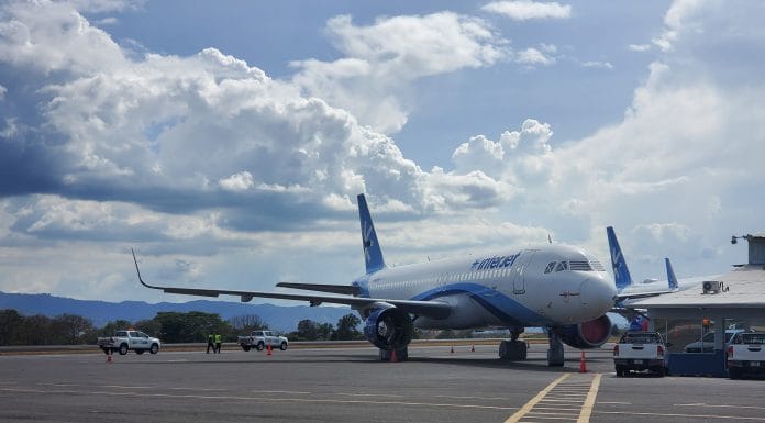 Coopesa firma alianza con Boeing para conversión de aviones comerciales