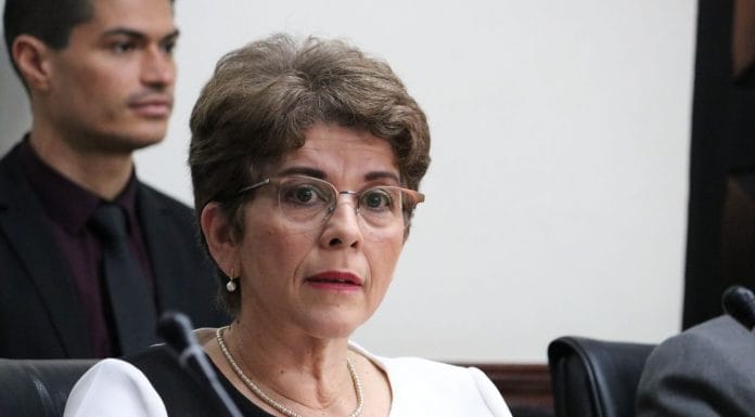 Diputados exigen a Contraloría investigar precios que pagan juntas escolares a proveedores privados