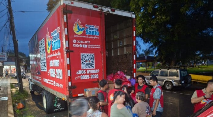 Mov. Coop y AOES entregan más de 1.000 diarios a familias afectadas por inundaciones en el Caribe