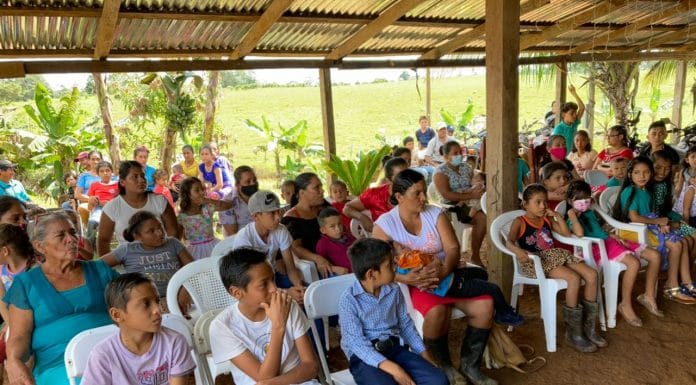 Coopelesca y vecinos llevaron luz esta Navidad a comunidad fronteriza