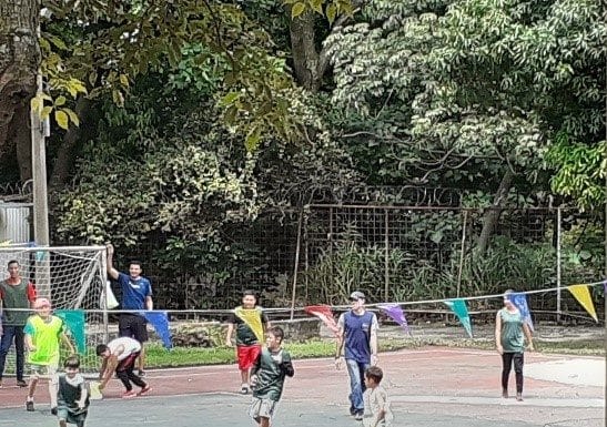 Niños que realizan actividades deportivas mejoran su desarrollo y salud