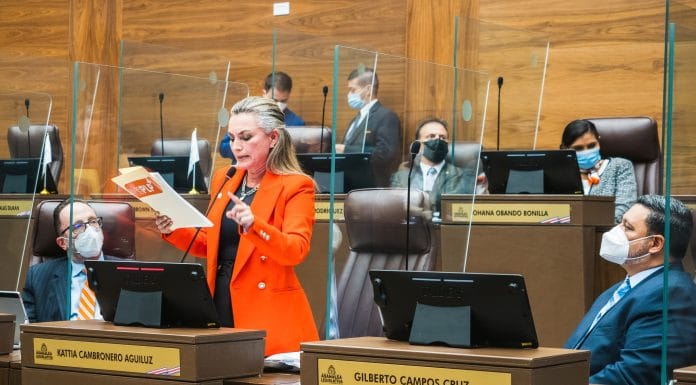 Embargan carro de diputada de Eli Feinzaig y arma lío en ruta 27