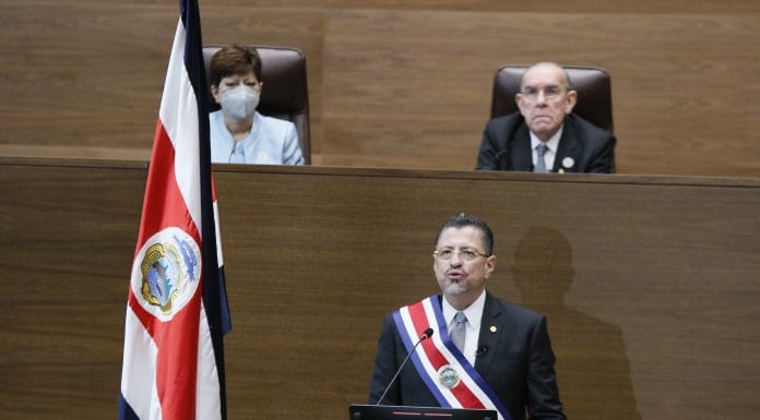 Chaves prioriza aduanas, marchamos, pensiones, y acceso a tecnologías en agenda para diputados Chaves