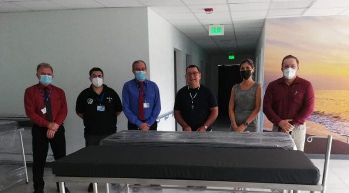 Coneléctricas dona camillas para pacientes del corazón en Hospital de San Carlos