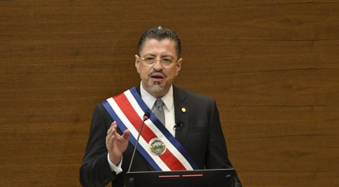 Gobierno emite dos decretos con el fin de reducir precio en combustibles
