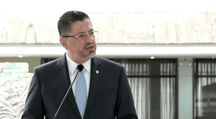 Presidente Chaves denuncia pensiones sin cotizar de exdiputados