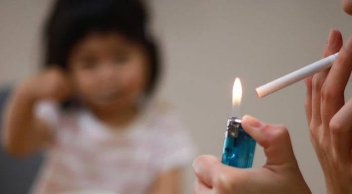Niños con padres fumadores con más riesgo de padecer enfermedades pulmonares