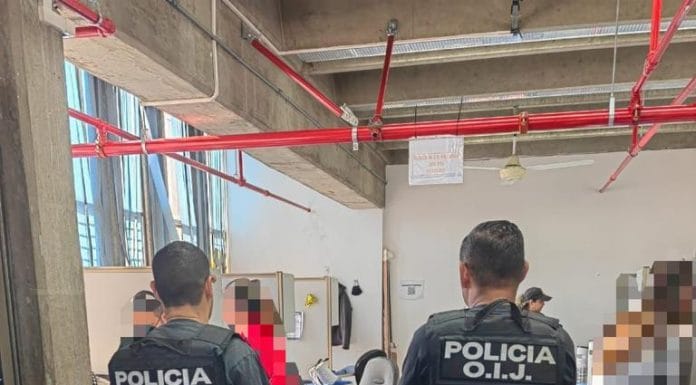 Fiscalía allana la Caja por irregularidades en compra de mascarillas contra el Covid-19