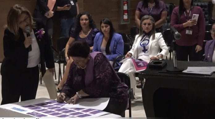 Diputadas se unen y firman compromisos con las mujeres