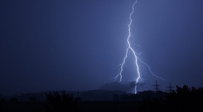 Cuando haya rayería evite lugares altos o abiertos porque podría sufrir una descarga eléctrica