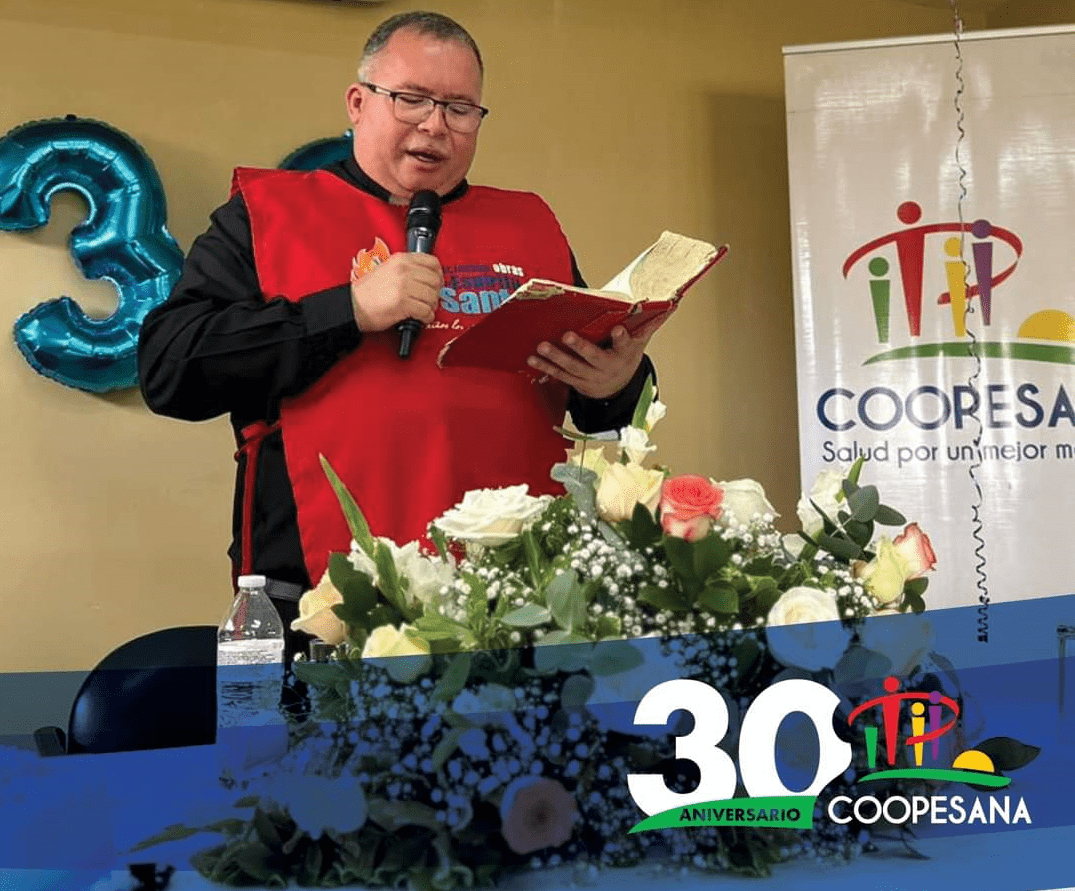 El Padre Sergio Valverde realizó la apertura de la celebración. Foto Coopesana R.L