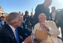 Papa Francisco bendice a Canciller tico y recibe petición por la paz