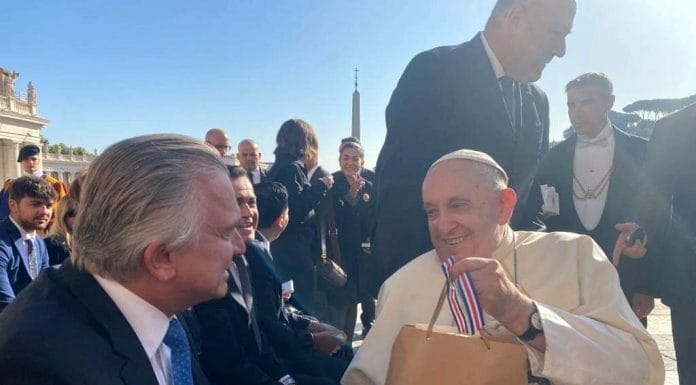 Papa Francisco bendice a Canciller tico y recibe petición por la paz