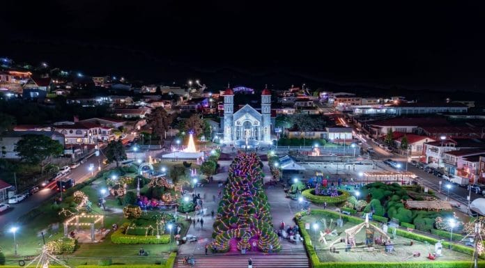 La magia de la Navidad ilumina el Parque de Zarcero con 30 mil luces
