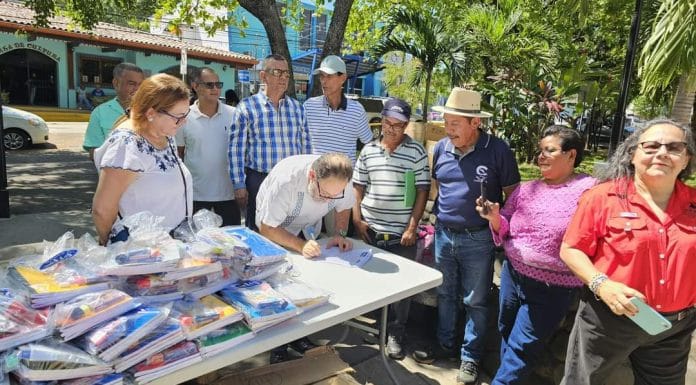 TIG reparte útiles escolares en Nicoya y Santa Cruz