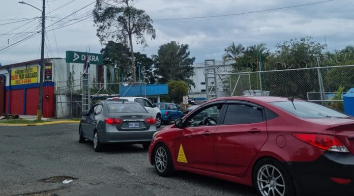 Dekra se queda 9 meses más haciendo revisión técnica