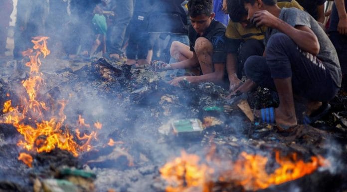 Israel bombardea campamento desplazados y mueren al rededor de 35 palestinos
