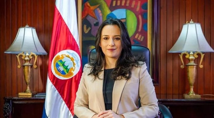 Natalia Díaz renuncia a Ministerio de la Presidencia, Laura Fernández la sustituirá