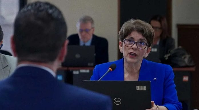 Chaves reta a Contralora a debatir en vivo sobre Ley Jaguar