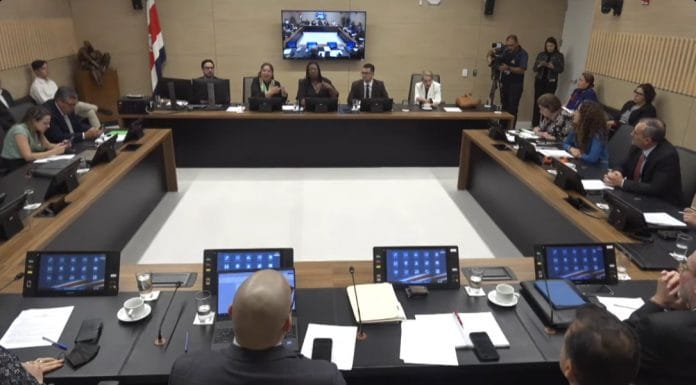 Falta de quorum impediría votar convocatoria a referéndum hoy