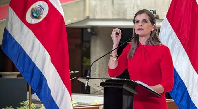 Ministra alerta de afectación al turismo si aprueban ley para bajar costo de tiquetes
