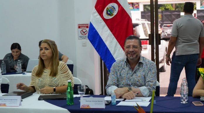 Chaves pide pensar en las escuelas en mal estado antes de dar un cinco más al FEES