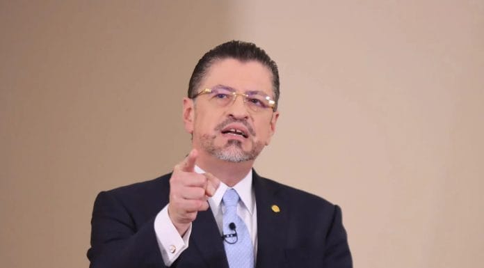 Presidente pide a diputados no provocar una crisis económica tipo Venezuela