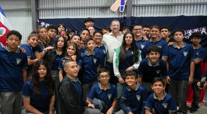 Chaves inaugura colegio en Cartago y pide a ciudadanos defender el futuro de los estudiantes