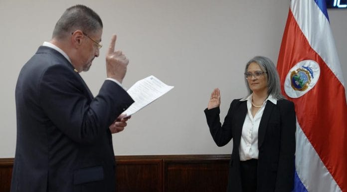 Asesora de Marta Esquivel asume presidencia de la Caja