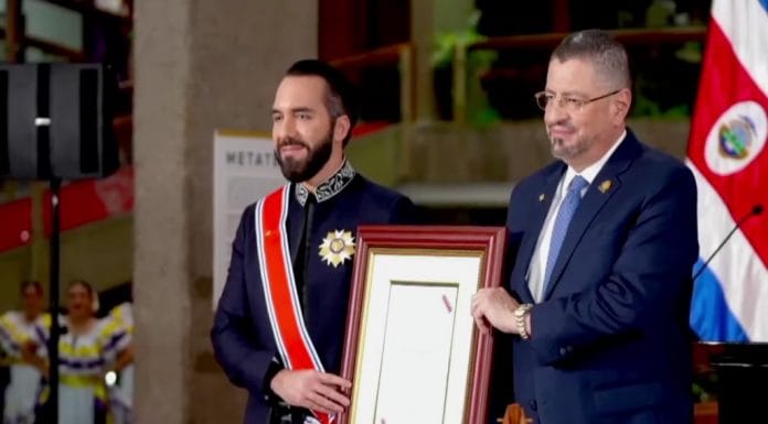 Chaves condecora a Nayib Bukele y lo compara con Juan Mora Fernández