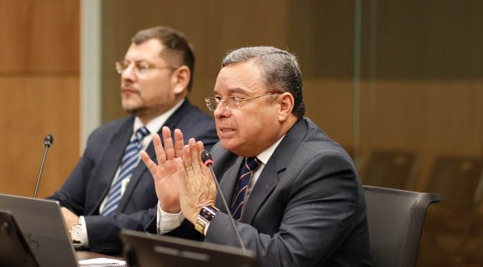 Director Jurídico de la Caja afirma ignorar información real sobre ahorro en contratación de Cooperativas