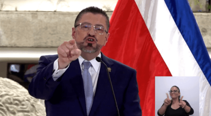 Chaves critica a sindicatos de la Caja por defender sus intereses y no los de los asegurados