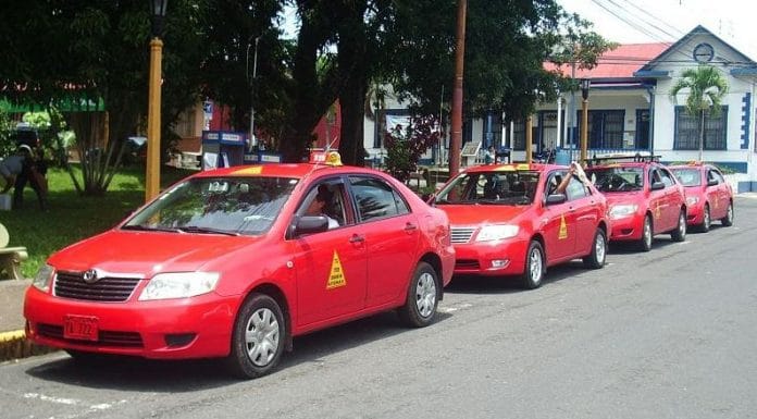 Viajar en Taxi le saldrá más barato tras rebaja aprobada por Aresep