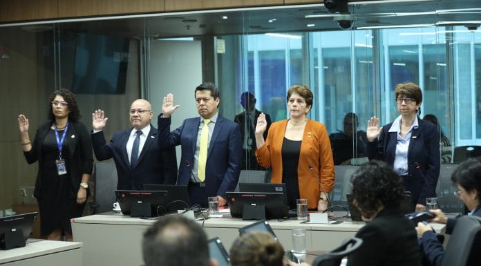 Contralora evita hablar de caso Barrenador ante diputados