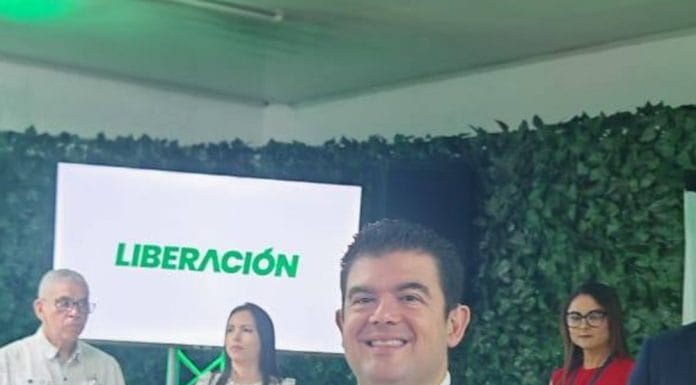 “Nací sordo y este país me enseñó a escuchar” dice Álvaro Ramos al inscribir precandidatura