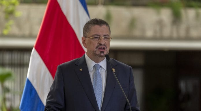 Chaves llama “extorsionistas” a diputados de Liberación tras anuncio de no apoyar sus proyectos