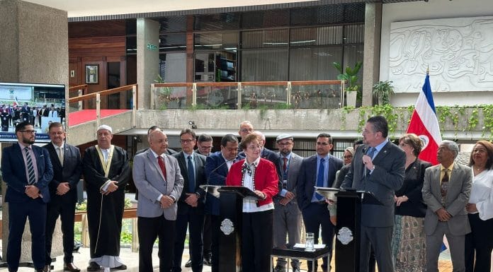 Gobierno saca “la perversión” de las escuelas y colegios del país