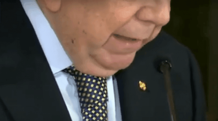 Chaves recibe con pin del Jaguar a Edmundo González
