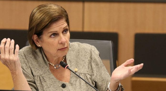 Pilar Cisneros asegura “que en guerra avisada no muere soldado” sobre retiro de visas a diputadas