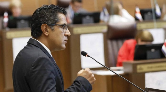 Nogui Acosta señala problemas de gobernanza en la Caja
