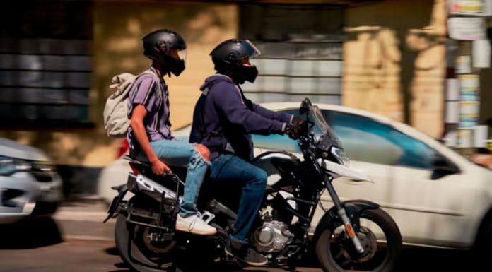 Presidente critica apoyo a proyecto para prohibir dos personas en una moto pero no para fortalecer uso de prisión preventiva