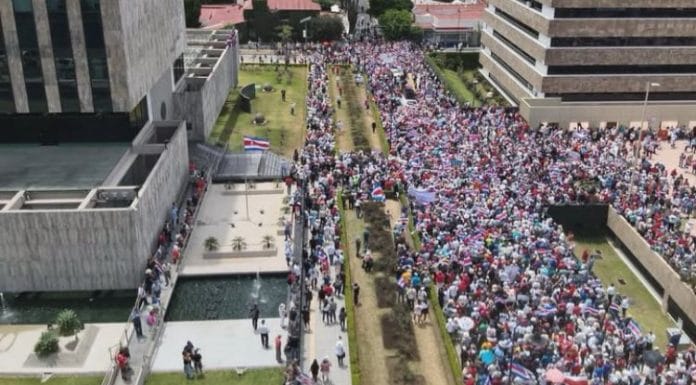 Fotos demuestran asistencia de más de 9500 personas en marcha contra fiscal