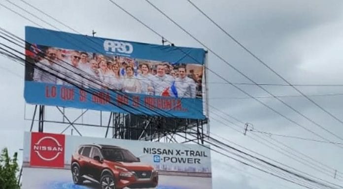 Pueblo Soberano coloca valla con imagen de diputados oficialistas y exministros de esta administración