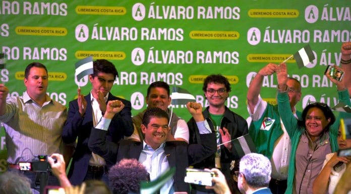 Álvaro Ramos arrasa en convención del PLN con la participación más baja