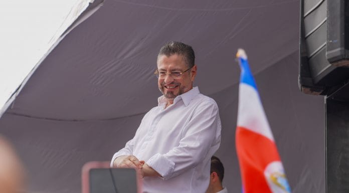 Chaves “los que atentan contra la democracia son Carlos Díaz y la Corte Plena”