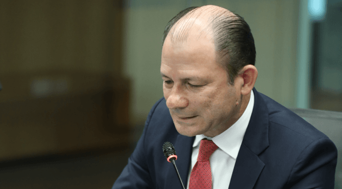 Gerente financiero de la Caja evade responder porqué se ignoraron líneas en estudio de costos de contratación de cooperativas